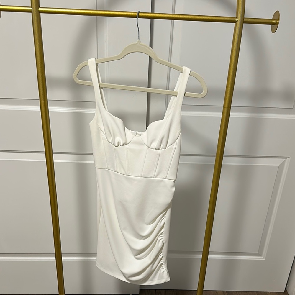 Elegant White Sleeveless Dress